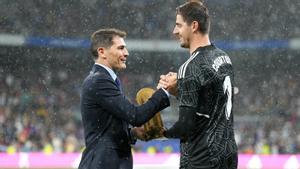 Iker Casillas entrega el Premio Lev Yashin en 2022 a Thibaut Courtois, una imagen que es un reflejo de la historia del Real Madrid.