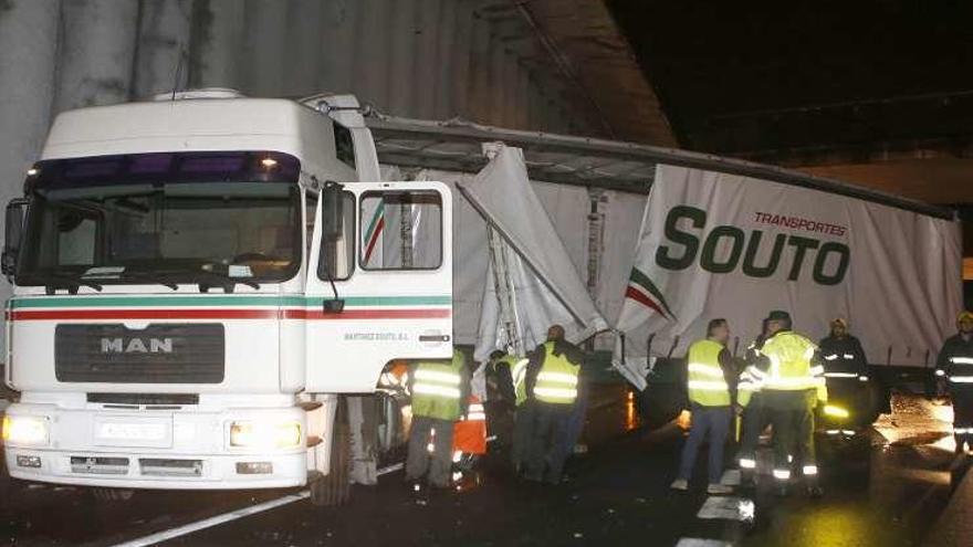 Un tráiler se queda cruzado en la vía y obliga a cortar la AP-9