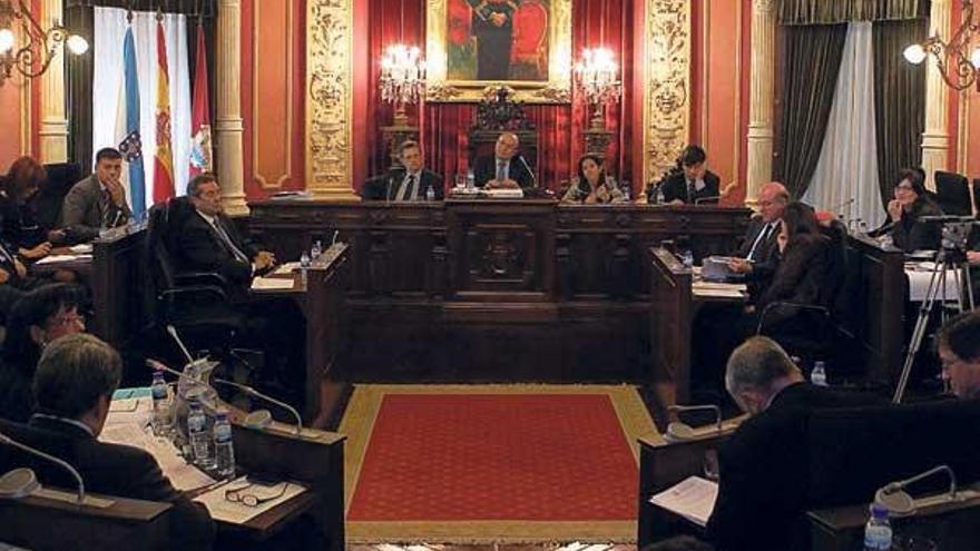 Pleno reciente de la corporación municipal de Ourense, con el alcalde en el centro.  // J. Regal