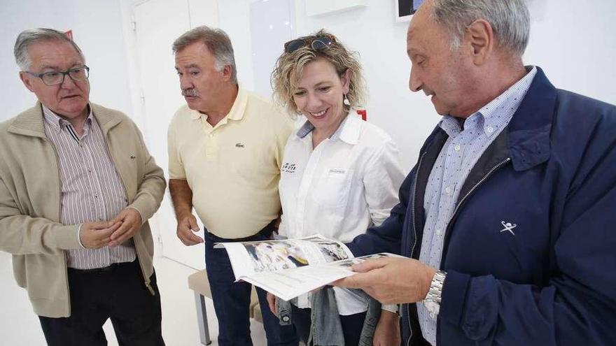 Por la izquierda, Sabino González, Juan Carlos González, Esther Llamazares y Agustín Hidalgo, ayer, en la clínica del doctor Jesús Bernardo presentando los premios de la Cofradía del Colesterol de este año.