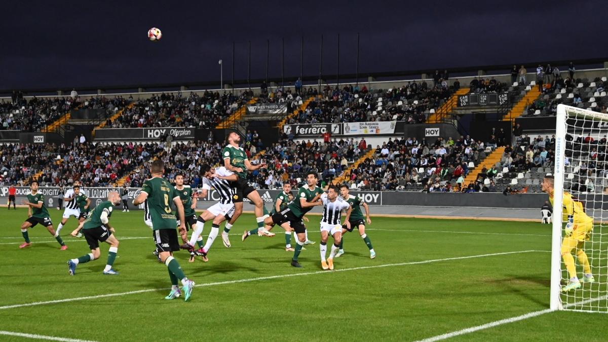 Una acción del partido entre Badajoz y Cacereño de la primera vuelta disputado en el estadio Nuevo Vivero.