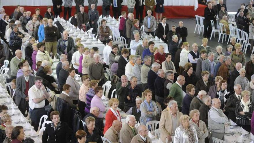 Asistentes a una edición de la Festa dos Maiores, que se unirá a otras dos celebraciones.