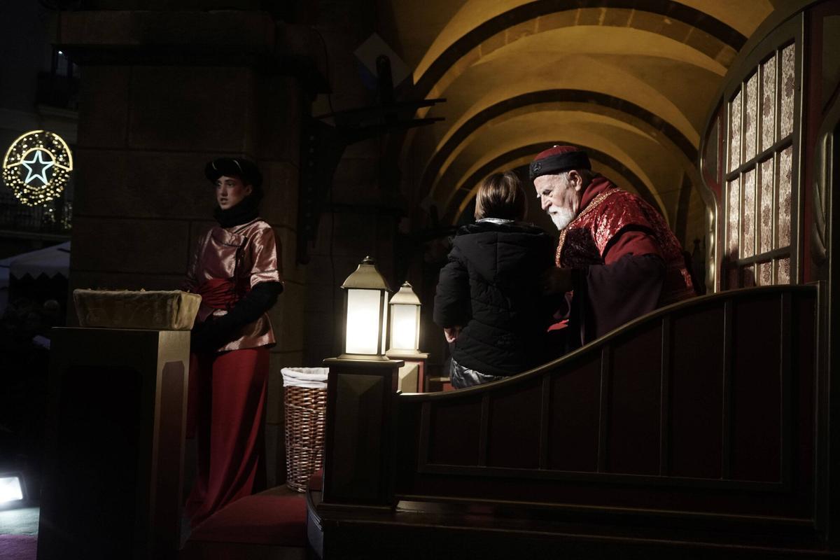 Totes les fotos dels infants de Manresa donant la carta al Príncep Assuan