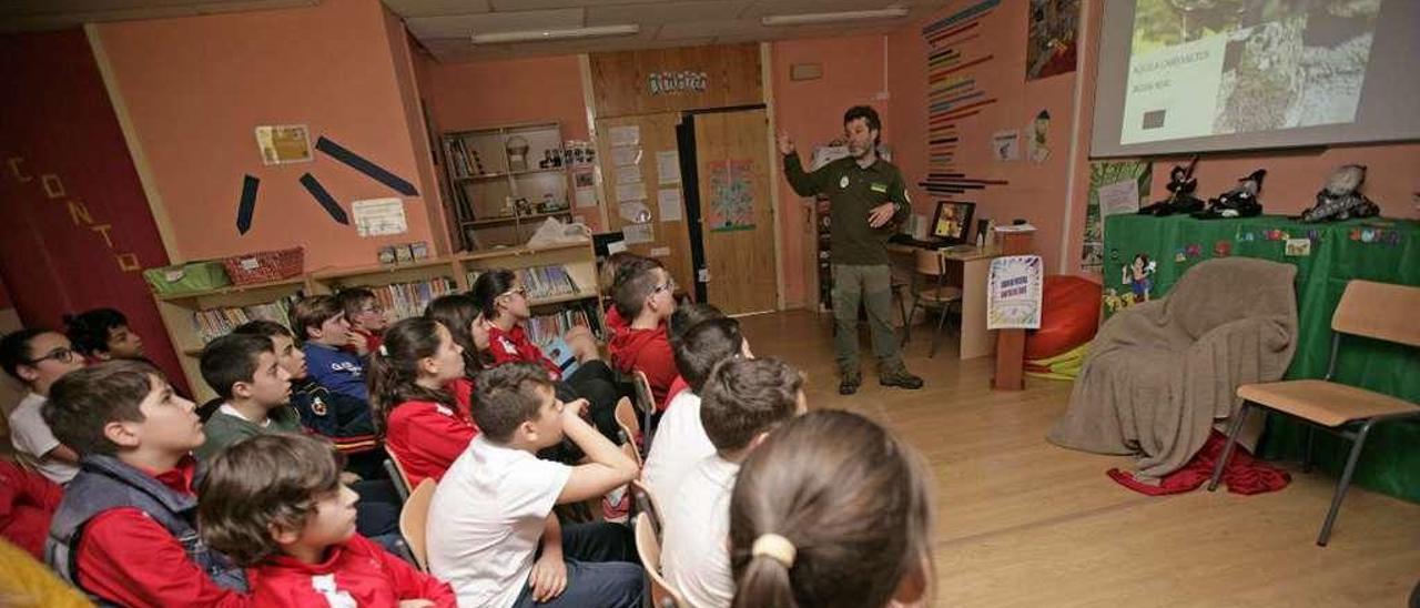 Los escolares de Oca siguieron con gran atención la charla del agente Félix Pérez. // Bernabé / Cris M.V.