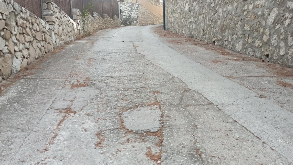 Otro tramo de calle Axarquía, en los Pinares de San Antón.