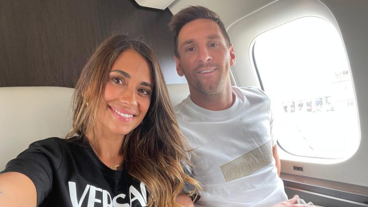 Antonela publica un selfie junto a Messi en el avión camino París