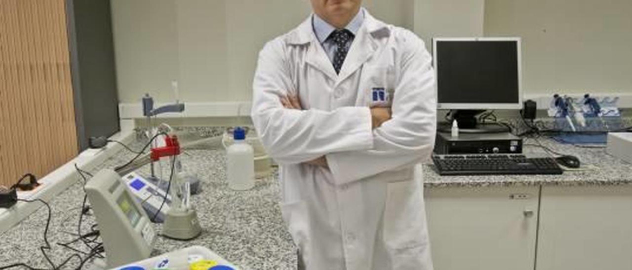 Jaime Brotóns, en el laboratorio de Aigües d&#039;Elx.