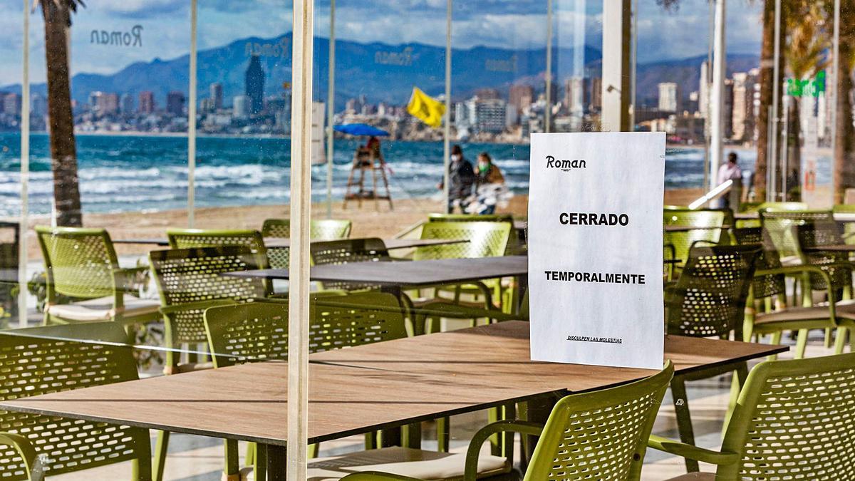 Un bar de primera línea de playa cerrado por la pandemia en Benidorm, donde hay censados 1.192 negocios de hostelería.  | DAVID REVENGA