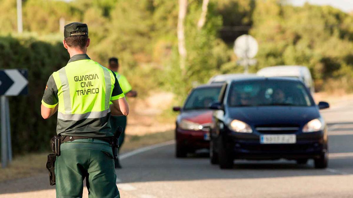La Guardia Civil vigila los parabrisas de los conductores asturianos en busca de la pegatina: multas de hasta 500 euros e inmovilización del vehículo