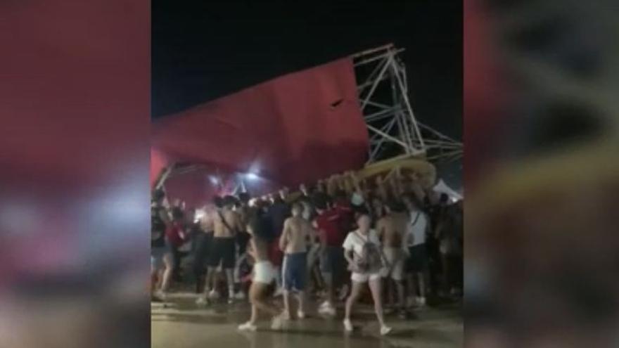 Vídeo: Momentos de terror y tensión en el derrumbe de la entrada al recinto del Medusa Festival