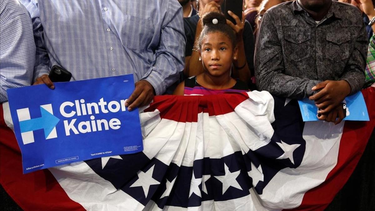 Una niña escucha un discurso de Obama durante un acto electoral demócrata de esta semana en Miami.