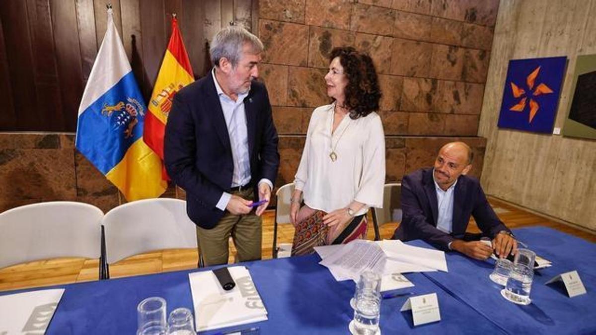 Foto de archivo del presidente Fernando Clavijo mientras conversa con la consejera Matilde Asián en presencia de Alfonso Cabello.