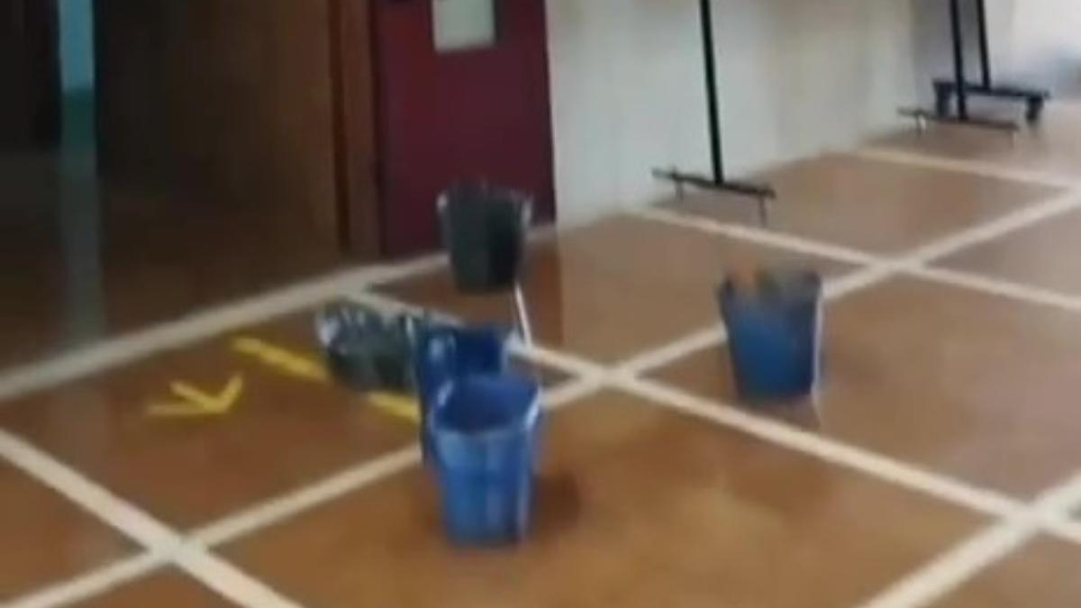 Cubos en la Escuela de Arte para las goteras