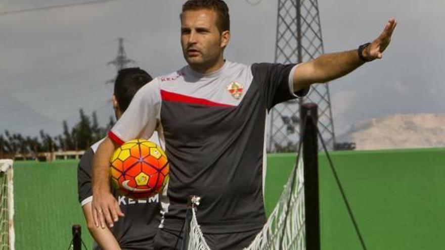 Rubén Baraja, ayer, en el campo anexo al Martínez Valero durante el entrenamiento.