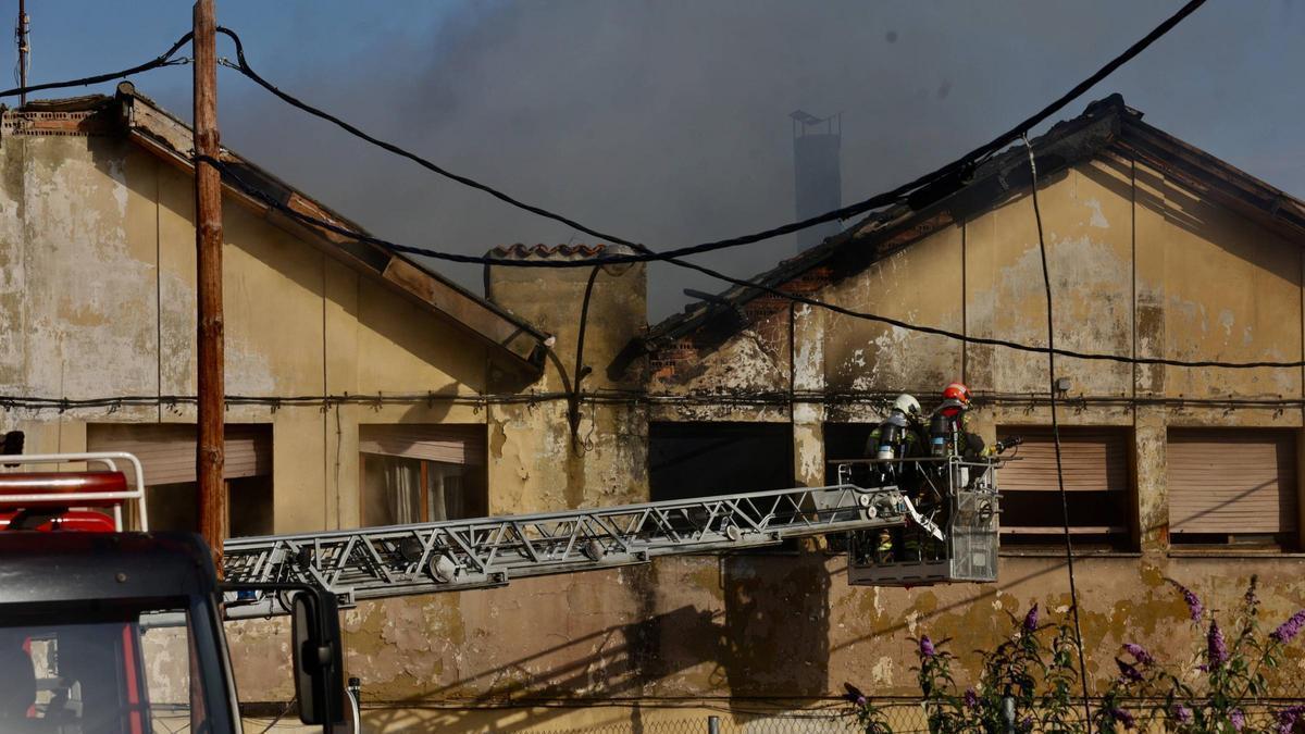 Los bomberos trabajando durante el último incendio en una de las naves en ruina de Almacenes Industriales.