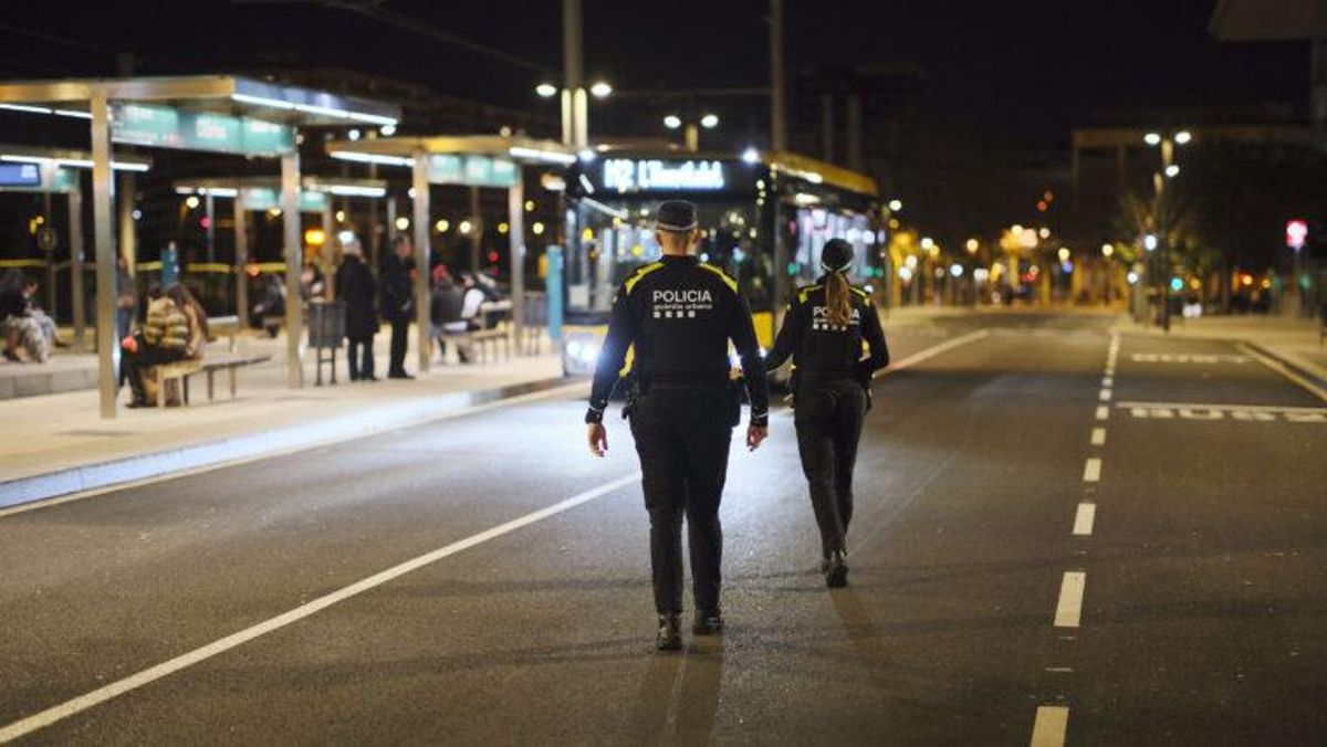 Una parella dagents de la Guàrdia Urbana patrullen de nit Una parella dagents de la Guàrdia Urbana patrullen de nit
