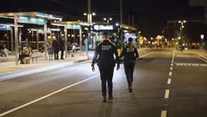 Una parella dagents de la Guàrdia Urbana patrullen de nit