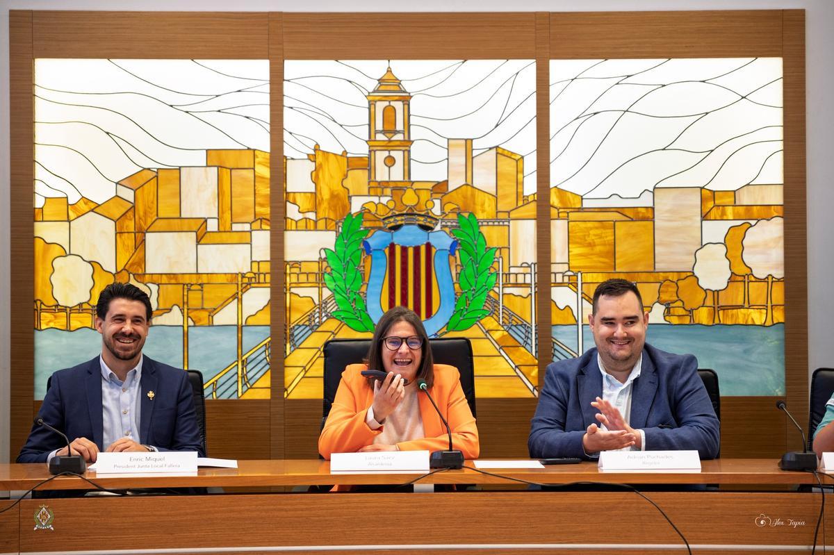 La alcaldesa de Carlet, con el teléfono en la mano, durante una de las llamadas realizadas el sábado.