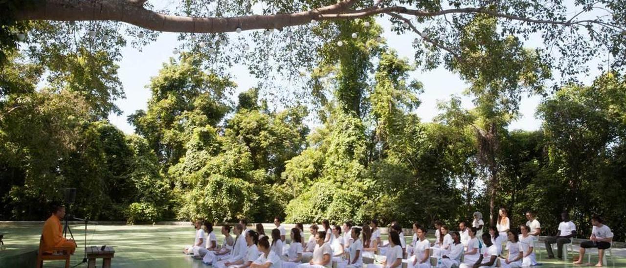 Dos momentos de meditación y trabajo en Tailandia.