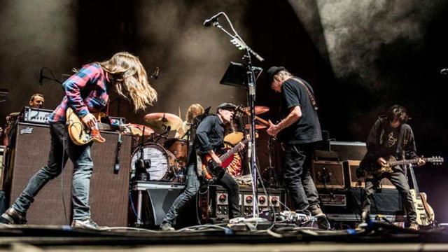 Neil Young y los Crazy Horse durante un concierto.