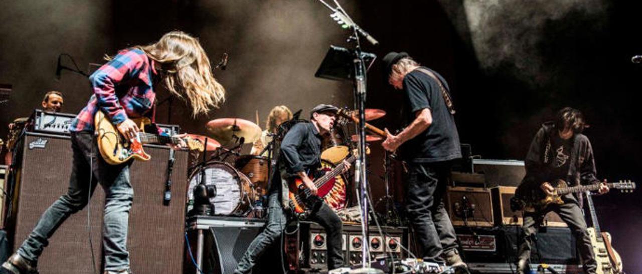 Neil Young y los Crazy Horse durante un concierto.