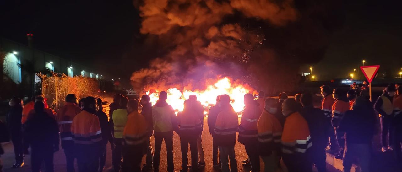 Un momento de la quema de neumáticos en el acceso a la fábrica.