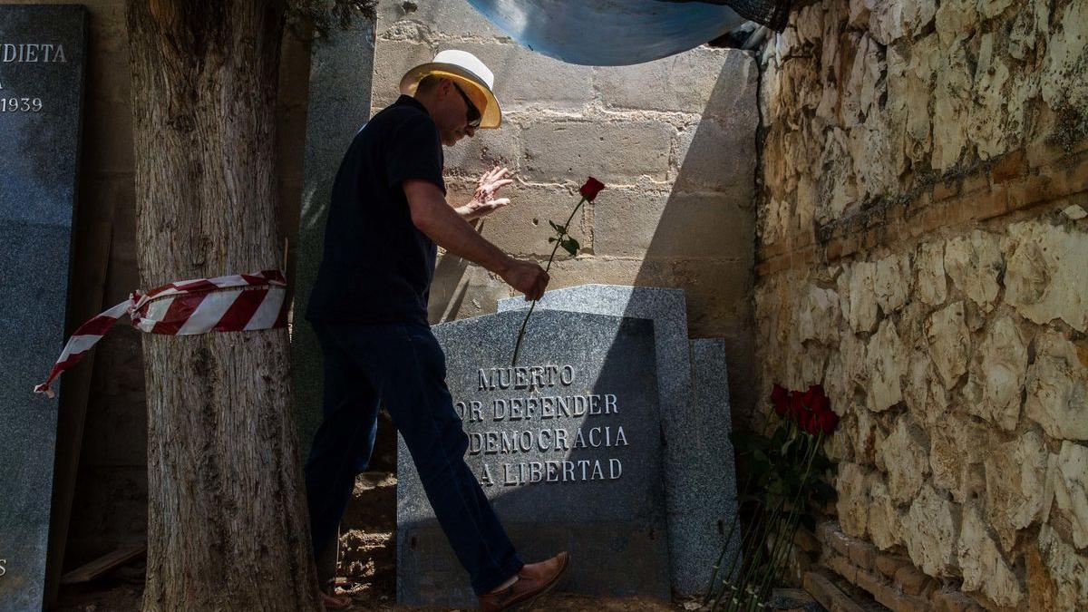 El sindicalista noruego Henning Solhaug coloca una flor en una fosa comùn excavada por activistas de la Memoria Histórica.