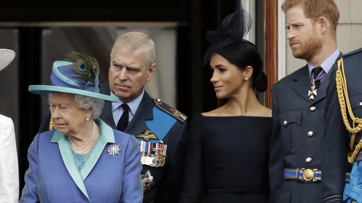 La reina Isabel II, Meghan Markle y el príncipe Harry