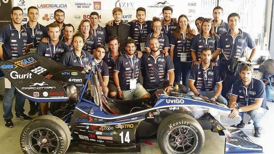 La escudería viguesa al completo, con el UM17 en los boxes de Montmeló . // Fórmula Student Spain