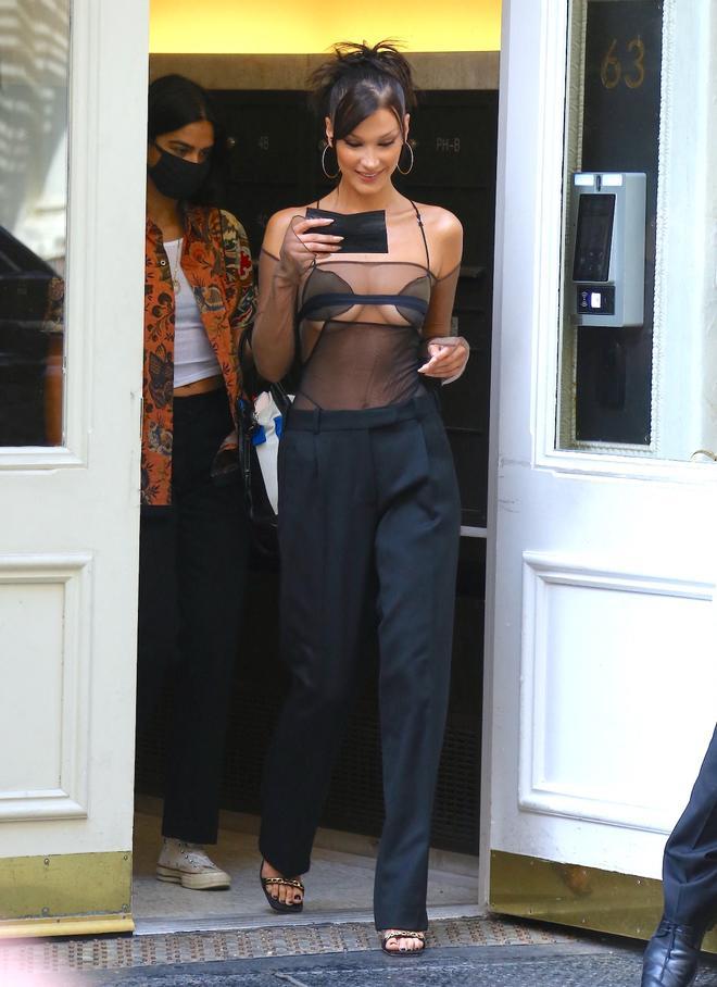 Bella Hadid y su look a base de transparencias