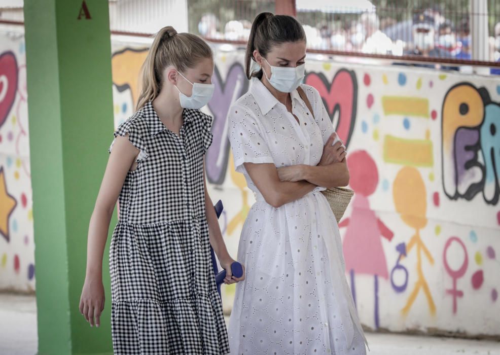 Los looks de la reina Letizia y sus hijas, la infanta Sofía y la princesa Leonor