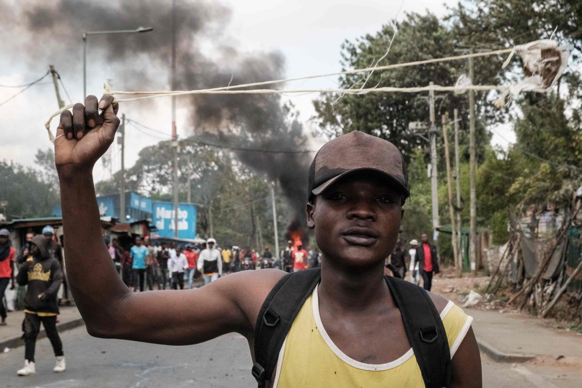 Protesta masiva convocada por el líder de la oposición Raila Odinga, afirma que le robaron las últimas elecciones presidenciales de Kenia y culpa al gobierno por el aumento del costo de vida en Nairobi.