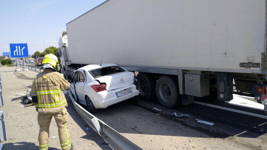 Dos heridos tras chocar un camión de mercancías y un turismo en Zaragoza