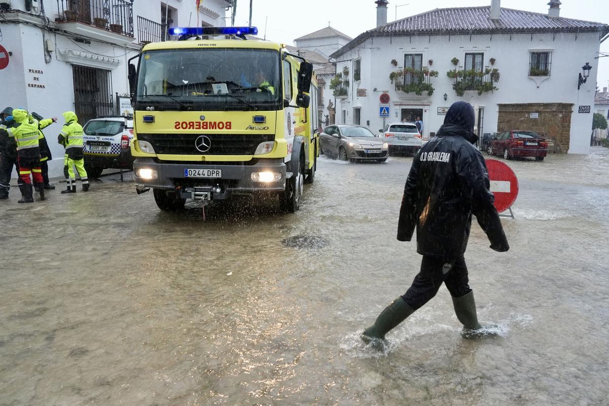 Los bomberos ayudan en Grazalema