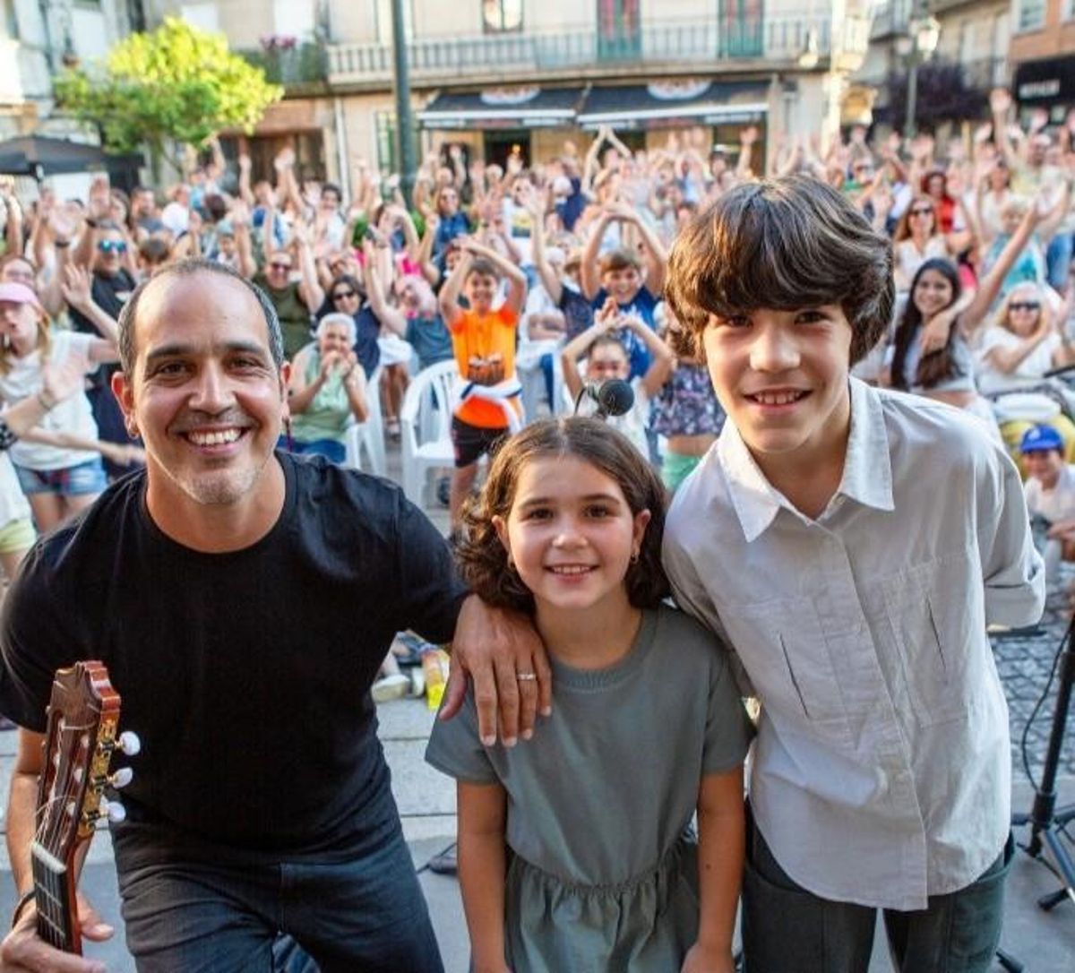 El grupo redondelano As Tareixas, formado por José Manuel Díaz y sus hijos Omara y Román.