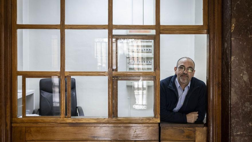 Ángel Monge, portero de una finca de Gran Vía, en su garita; uno de los elementos que conservan de los antiguos cuadros de luces; y un pasillo subterráneo que recorre el edificio.