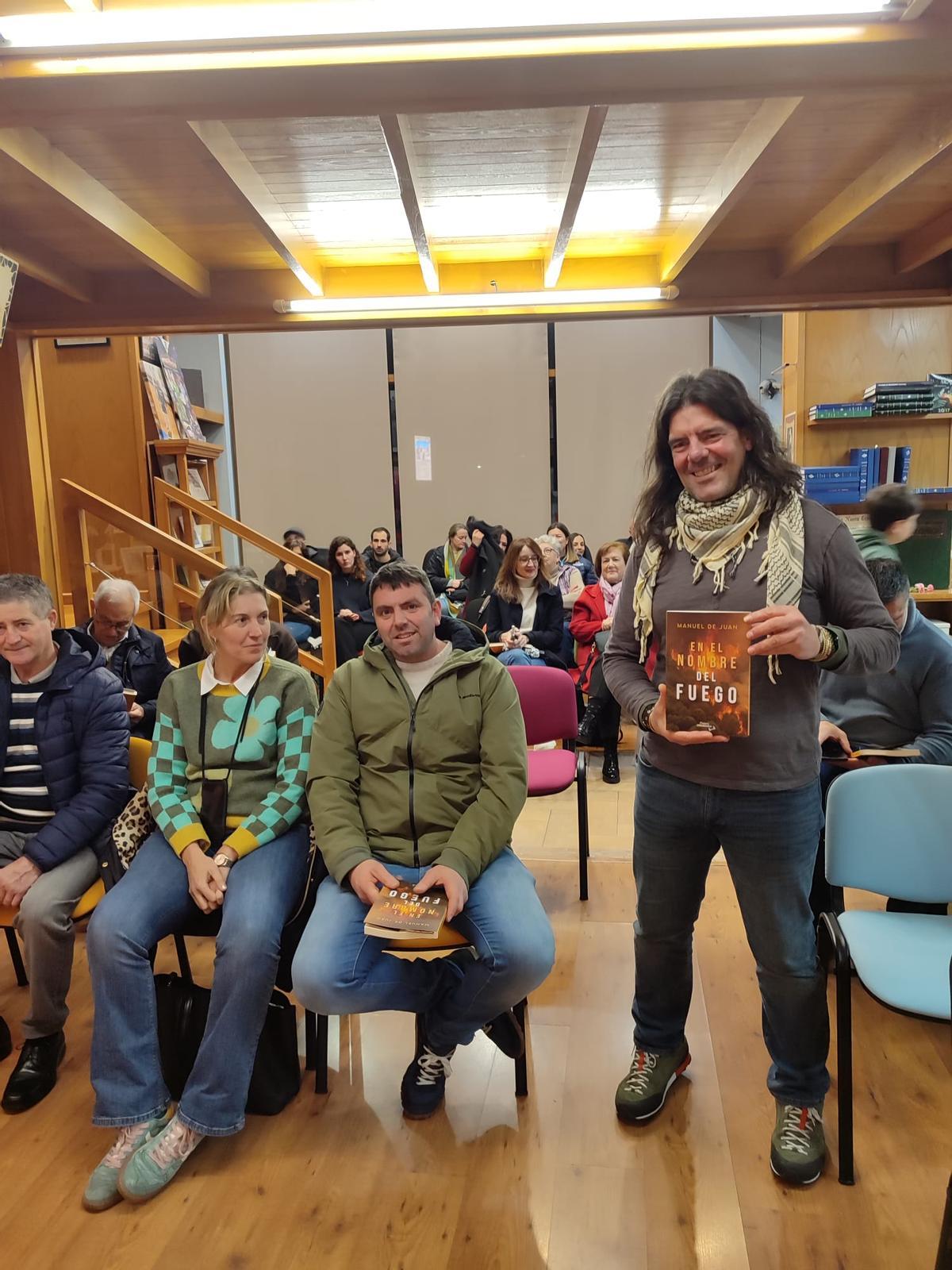 A la derecha, Manuel de Juan con su libro antes de la presentación en el Espacio cultural Treito.