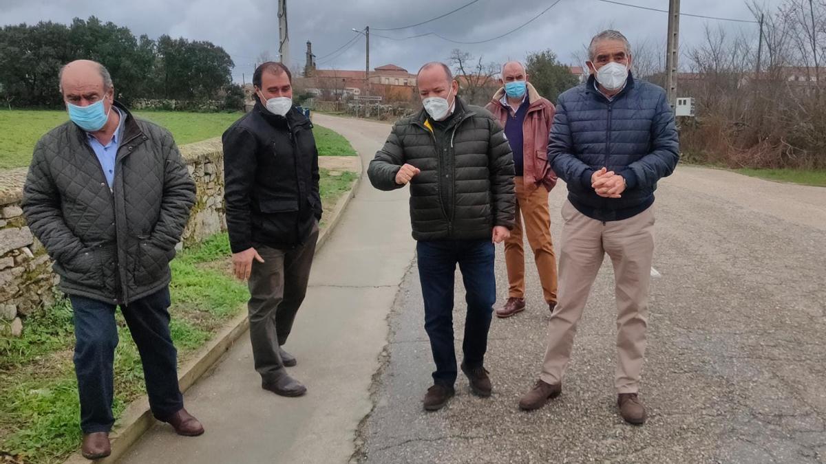 Encuentro en la carretera de acceso a Torregamones