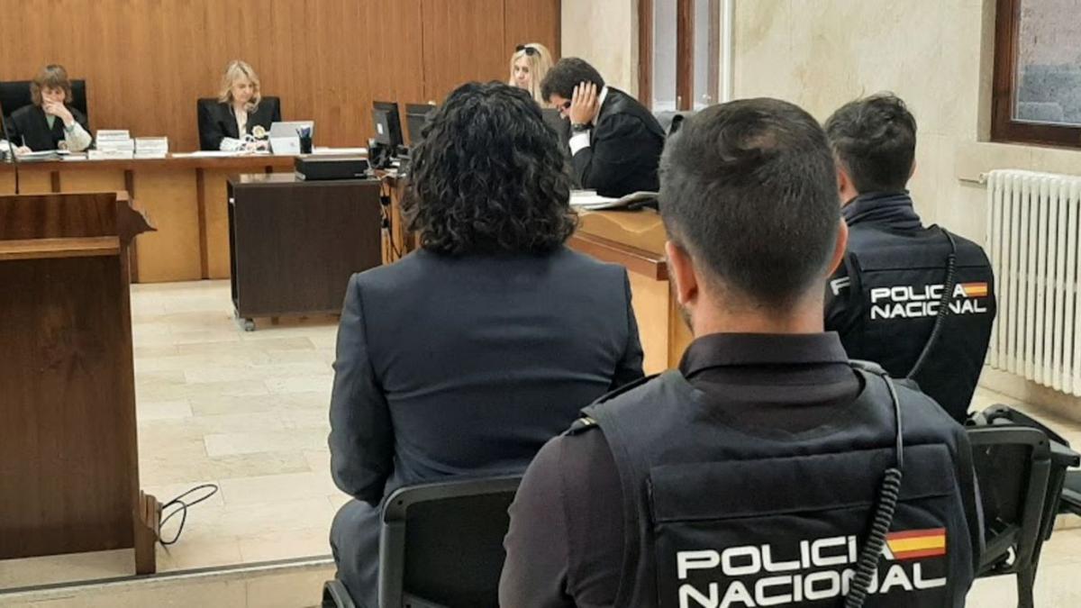 El acusado de narcotráfico, ayer, durante la vista celebrada en la Sección Segunda de la Audiencia. | D.M.