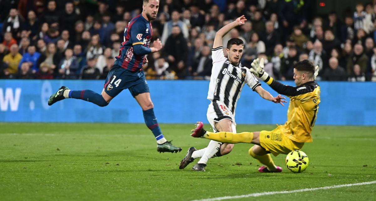 Beñat Gerenabarrena bate al portero del Huesca y certifica la victoria del CD Castellón.