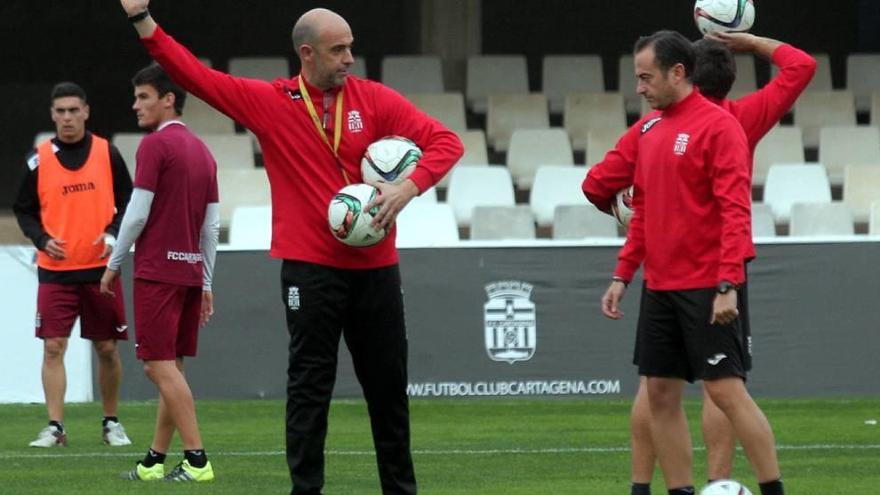 Alberto Monteagudo hace indicaciones a sus jugadores en un entrenamiento.