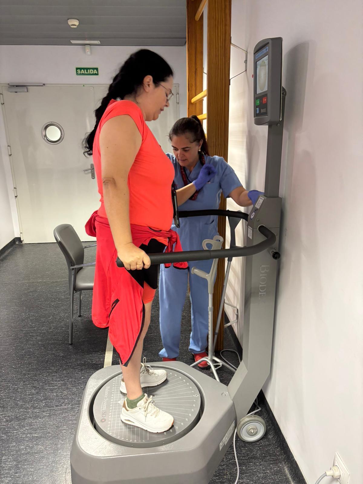 Equipo que mejora equilibrio y estabilidad en el gimnasio exclusivo para daño cerebral