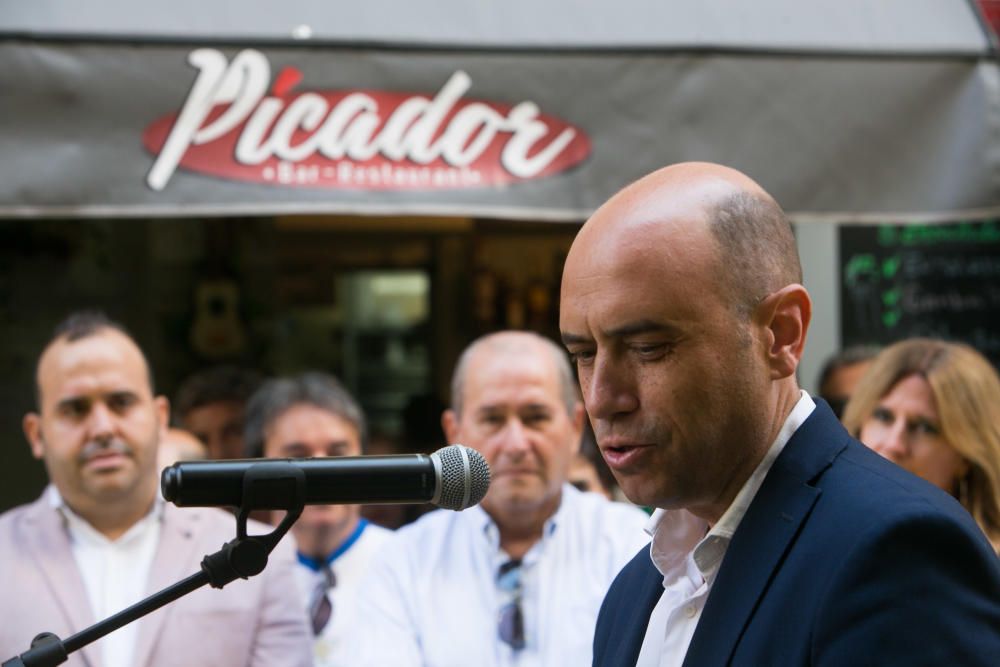 El alcalde de Alicante, Gabriel Echávarri, ha colocado esta mañana una placa en homenaje a Vicente Pastor de la Llosa Alfosea, el Chepa.