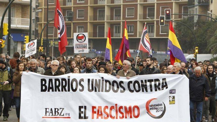 Más de un centenar de personas se manifiesta contra el fascismo