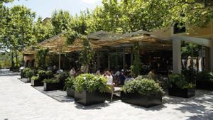 Terraza del restaurante Atmósferas Mordisco en La Roca Village.