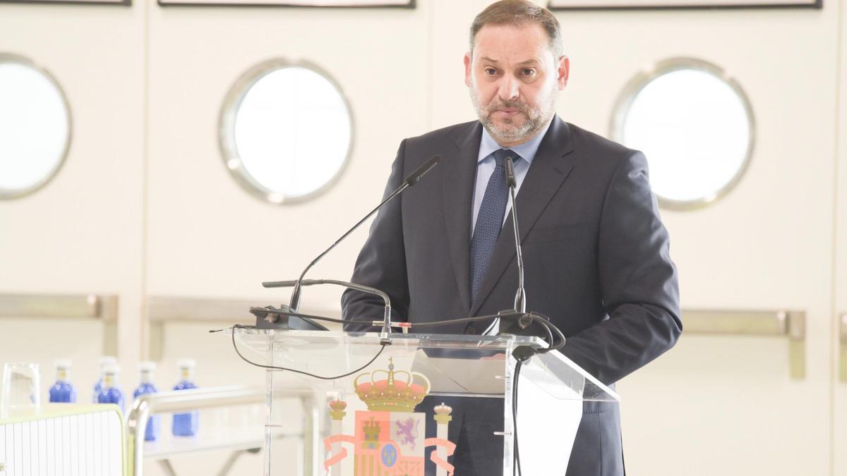 El ministro José Luis Ábalos visita el aeropuerto Tenerife Sur