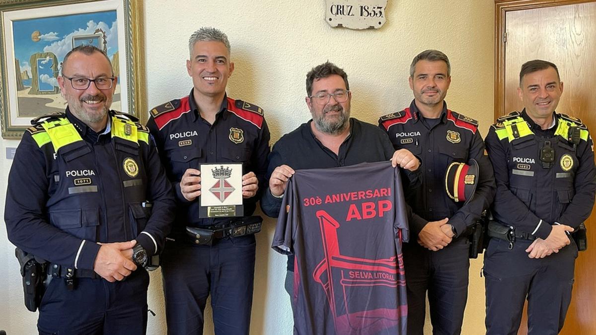 Els Mossos, amb l'alcalde i comandaments de la Policia Local durant el el reconeixement dels 30 anys de l'ABP dels Mossos de Blanes.