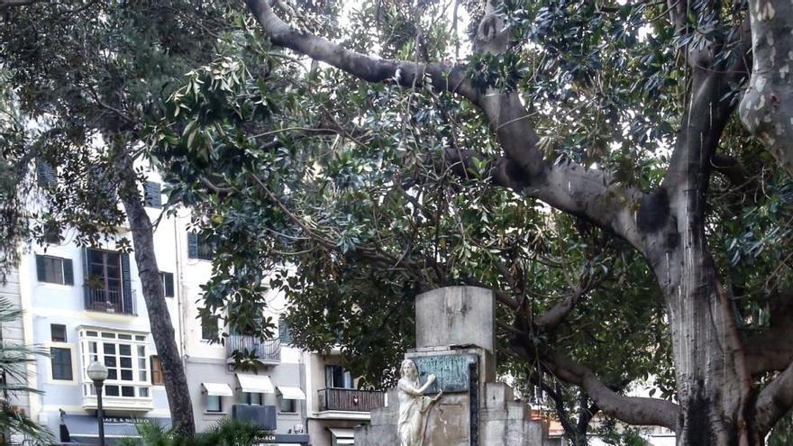 Cae por la lluvia la estatua de Antoni Maura.