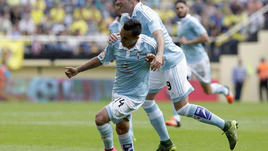 Orellana celebra su gol con Iago Aspas a hombros. // EFE