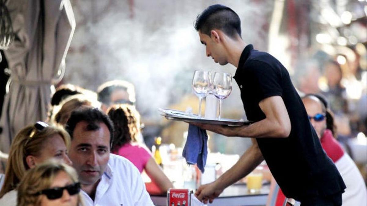 Un camarero en una terraza, profesión entre las más demandas en la campaña de verano de 2021.